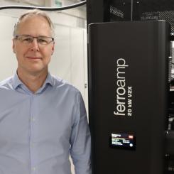 Björn Jernström, CTO och grundare av Ferroamp, tillsammans med V2G-laddaren som nu ska börja fälttestas. Foto: Ferroamp