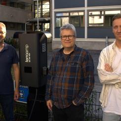 Björn Jernström, Ferroamp; Samuli Ranta, Åbo Universitet och Eero Ojala, eParking, tillsammans med Ferroamps V2G-laddare. Pressbild: Ferroamps