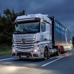 Daimler Truck, majoritetsägt av Mercedes-Benz Group, presenterade en prototyp av sin GenH2-lastbil för flytande vätgas nyligen, tillsammans med en tankstation för flytande vätgas i Wörth am Rhein, byggd i samarbete med Air Liquide. Bild: Mercedes-Benz Group