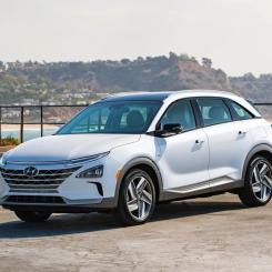 De vanligaste bilmodellerna med vätgasdrift är Toyota Mirai och Hyundai Nexo. Även Honda CR-V e:FCEV finns tillgänglig för leasing i begränsade mängder. BMW har även utvecklat sin vätgasbil iX5 Hydrogen. 
Bilden visar 2024-års modell av Hyundai's vätgasdrivna fordon Nexo. Foto: Jay McNally/McNally Multi Media/Hyundai