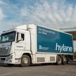 En Hylane-märkt vätgasdriven lastbil vid en vätgastankstation. Foto: Hylane