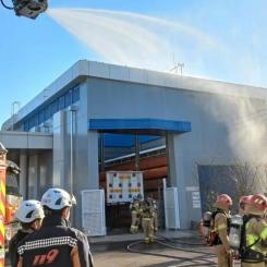 Brandkåren kallades nyligen till maskinrummet vid vätgastankstationen i sydkoreanska Busan efter en brand och explosion. Pumparna syns inte i bild, de är placerade bakom brandbilen till vänster. Foto: Brandförsvaret i Busan.