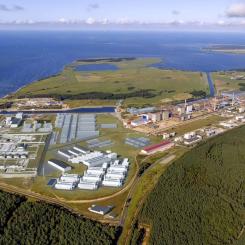 KGAL ESPF 6 investerar i PtX Developments vätgassatsning i Lubmin, Tyskland, med en planerad total kapacitet på över en gigawatt. Första etappen, som ska stå klar 2028, får en kapacitet på 210 megawatt och ska därefter skalas upp med ytterligare 840 megawatt. Anläggningen blir en del av det som beskrivs som Tysklands största centrum för produktion och import av grön vätgas. PtX Development ansvarar för projektets utveckling och har anlitat GP JOULE som projektpartner. Platsen får tillgång till vatten från Östersjön samt direktanslutning till det tyska vätgasnätet. Det planerade vätgasklustret i Lubmin omfattar totalt cirka fyra gigawatt elektrolyskapacitet, däribland HH2E:s anläggning på 100 megawatt, med möjlighet att skala upp till en gigawatt. Området har också potential att ta emot importerad vätgas via industrihamnen. Illustration: KGAL