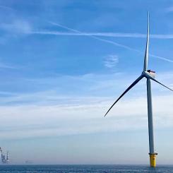 En vindkraftsturbin installerad för Vattenfalls havsbaserade vindkraftpark Hollandse Kust Zuid Foto: Vattenfall/Ties van der Horst