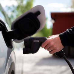 Dubbelriktad laddning (V2H/V2G) innebär att bilens batteri kan lagra energi när elen är billig och sedan utnyttja den för bostaden när priset är högt – eller skicka den tillbaka ut på elnätet. Foto: Volkswagen