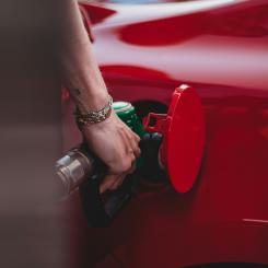 Man som tankar bil. Foto: Wassim Chouak / Unsplash