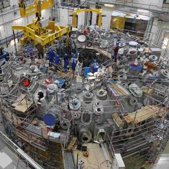 Symbolbild. Konstruktion av Wendelstein 7-X- fusionsreactor-Foto: Max-Planck-Institut för Plasmaphysik, Kredit: Tino Schulz / Wendelstein 7-X Torushall-2011 / CC BY-SA 3.0 CC BY-SA (utdrag)