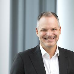 Thyssenkrupp Nuceras VD Werner Ponikwar menar att det är en missuppfattning att två olika typer av elektrolysörer nödvändigtvis innebär dubbla uppsättningar av kringutrustning, vilket annars kan driva upp kostnaderna. Foto: Thyssenkrupp Nucera
