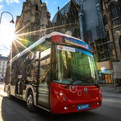 Batteri-vätgasbuss från Rampini i testdrift framför Stephansdomen i Wien. Den slutgiltiga färg-layouten kommer att skilja sig från denna. Foto: Wiener Linien. Kredit: Robert Peres