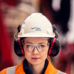 Maria Antun Hjellvik säger: - Jag tycker om att arbeta på Odfjell Drilling för att jag får ta mig an de utmaningar som vår industri står inför de kommande åren. Det är spännande att få vara med och utveckla lösningar och att arbeta tillsammans med mina kollegor för att nå vårt mål om utsläppsfri borrning. Foto: Odfjell Drilling